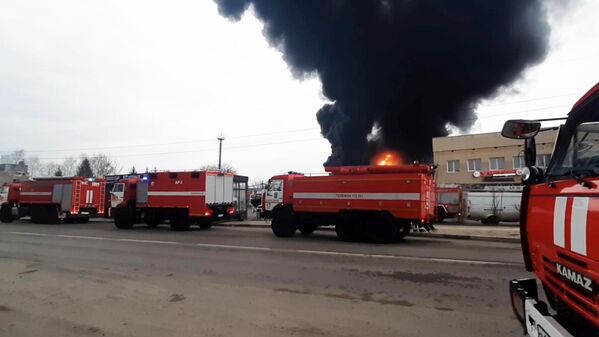 Автомобили МЧС России прибыли на место пожара. - Sputnik Таджикистан