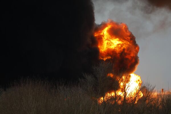Огонь, охвативший 8 резервуаров с топливом, был виден издалека. - Sputnik Таджикистан
