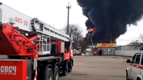 Автомобили сотрудников МЧС РФ на месте пожара на нефтебазе в Белгороде - Sputnik Таджикистан