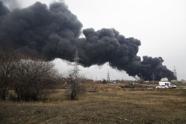 Клубы черного дыма закрыли небо над частью Белгорода в районе нефтебазы. - Sputnik Таджикистан