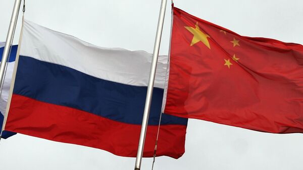 Государственные флаги России и Китая  - Sputnik Тоҷикистон