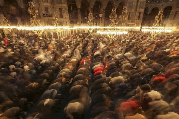 Верующие-мусульмане совершают ночную молитву под названием &quot;таравих&quot; накануне первого дня священного для мусульман месяца поста Рамадан в Турции в мечети Святой Софии в Стамбуле. - Sputnik Таджикистан