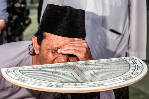 Мусульманин наблюдает за новолунием, означающим начало священного месяца Рамадан. - Sputnik Таджикистан