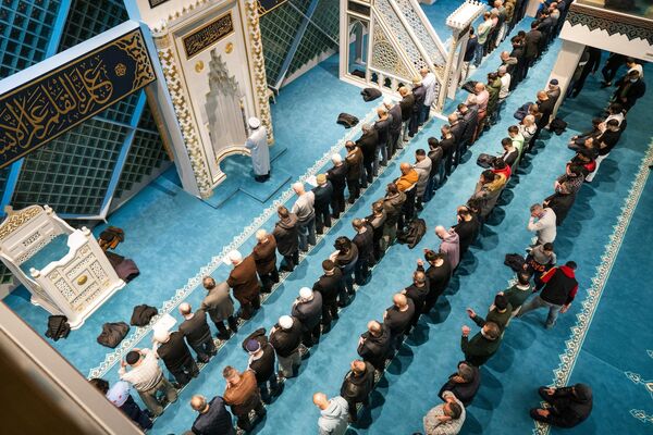 Верующие-мусульмане совершают первую вечернюю молитву таравих перед началом поста в первую ночь священного месяца поста Рамадан в турецкой мечети Улу в Утрехте. - Sputnik Таджикистан