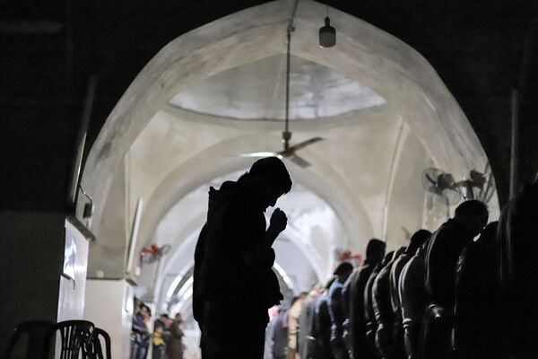 Мусульмане совершают первую вечернюю молитву таравих перед началом поста в мечети в Маарет-Мисрин в сирийской провинции Идлиб. - Sputnik Таджикистан