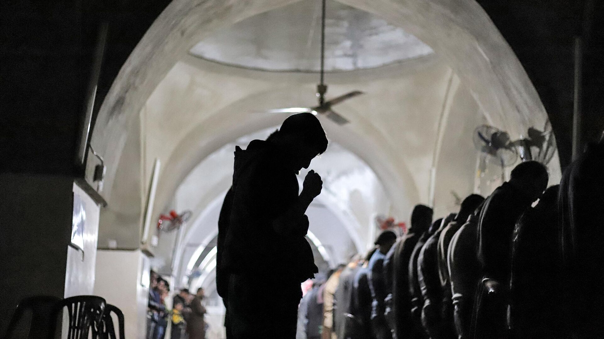 Верующие-мусульмане совершают первую вечернюю молитву перед началом поста в первую ночь священного месяца поста Рамадан в северо-западной сирийской провинции Идлиб - Sputnik Таджикистан, 1920, 21.04.2022