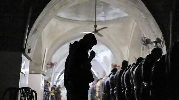 Верующие-мусульмане совершают первую вечернюю молитву перед началом поста в первую ночь священного месяца поста Рамадан в северо-западной сирийской провинции Идлиб - Sputnik Таджикистан
