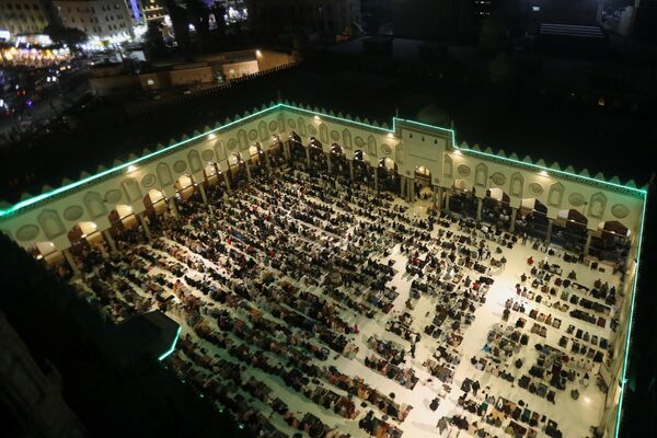 Верующие-мусульмане совершают вечерние молитвы накануне первой ночи священного месяца Рамадан в мечети Аль-Азхар в старом исламском районе Каира. - Sputnik Таджикистан