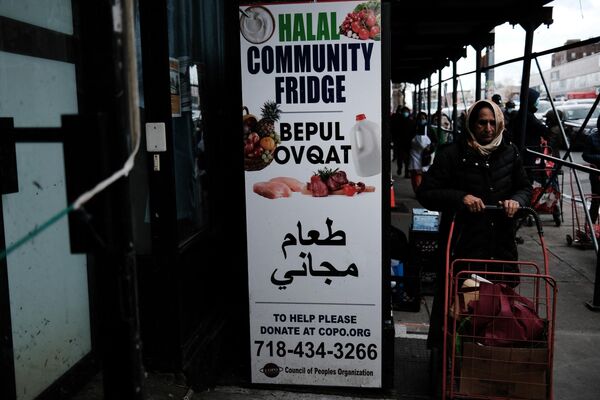 Нуждающимся в преддверии праздника Рамадан раздают продукты в Нью-Йорке. - Sputnik Таджикистан