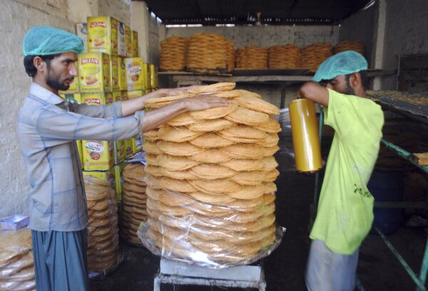 В Пакистане на рынке готовят традиционные сладости, которые будут продаваться в Рамадан. - Sputnik Таджикистан