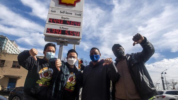 Американцы на фоне табло с ценами на бензин - Sputnik Таджикистан