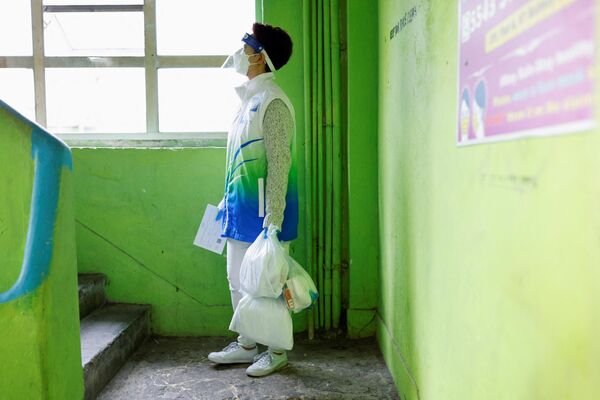 Волонтер доставляет противоэпидемические пакеты в Гонконге. - Sputnik Таджикистан