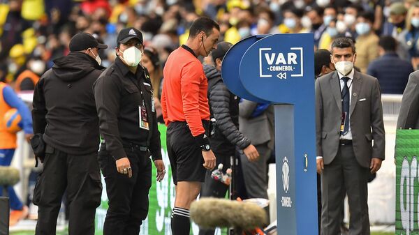 Рефери проверяет монитор VAR во время футбольного матча - Sputnik Таджикистан