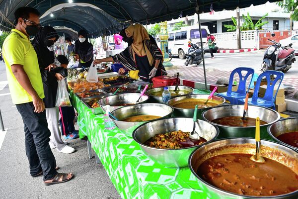 Верующие покупают еду на базаре в тайской провинции Наратхиват. - Sputnik Таджикистан
