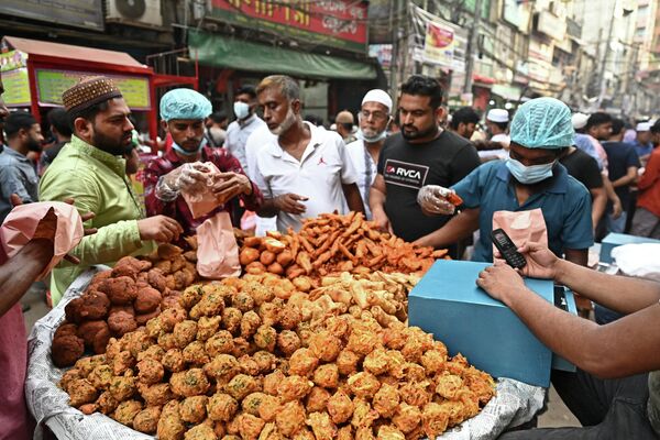Мусульмане закупаются продовольствием на одном из базаров в Бангладеше. - Sputnik Таджикистан