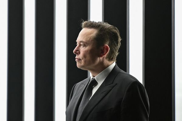 Генеральный директор Tesla Илон Маск на своем производстве в Груенхайде недалеко от Берлина. - Sputnik Таджикистан