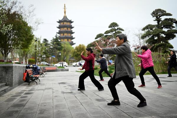 Жители Ругао практикуют боевое искусство тай-чи. Город на востоке Китая славится числом долгожителей - здесь их более 500. - Sputnik Таджикистан