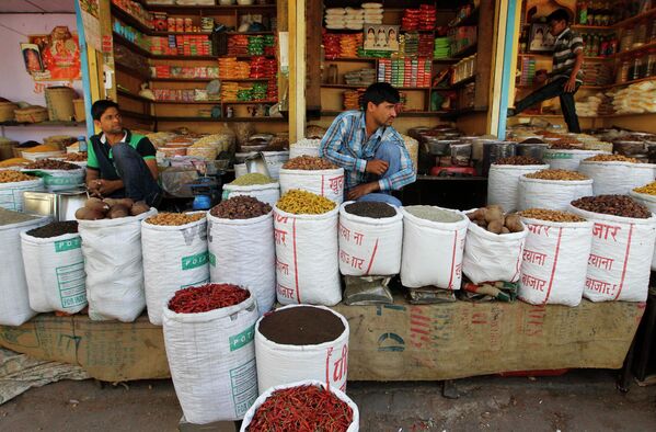 Оптовые продавцы зерна, бобовых и специй ждут покупателей на зерновом рынке в Нью-Дели. Эти продукты - ключ к крепкому здоровью и долголетию. - Sputnik Таджикистан