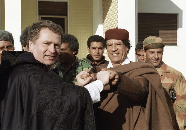 Владимир Жириновский во время встречи с главой Ливии Муаммаром Каддафи. - Sputnik Таджикистан