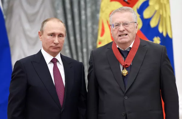 22 сентябри соли 2016. Акси муштараки Владимир Путин бо Владимир Жириновский пас аз супоридани ҷоизаи давлатӣ дар Кремл 22 сентябри соли 2016. Акси муштараки Владимир Путин бо Владимир Жириновский пас аз супоридани ҷоизаи давлатӣ дар Кремл - Sputnik Тоҷикистон