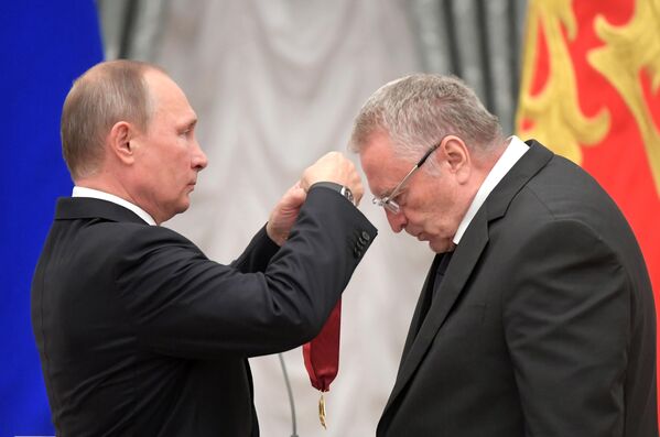 Президент РФ Владимир Путин награждает Владимира Жириновского за выдающиеся достижения. - Sputnik Таджикистан