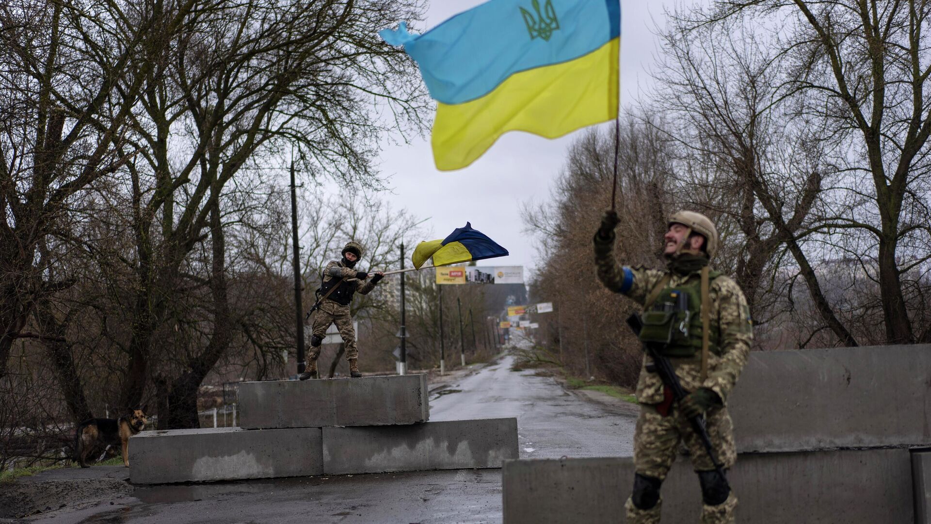 Военные ВСУ в Буче с флагами Украины - Sputnik Таджикистан, 1920, 25.04.2022