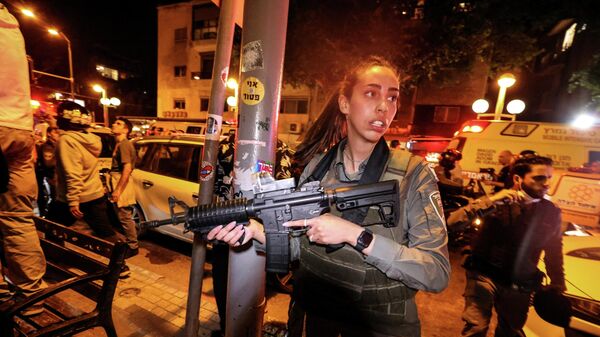 Сотрудники израильской службы безопасности работают рядом с местом стрельбы возле бара в Тель-Авиве - Sputnik Тоҷикистон