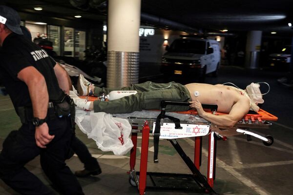 Раненый мужчина доставлен в больницу после теракта в Израиле. - Sputnik Таджикистан