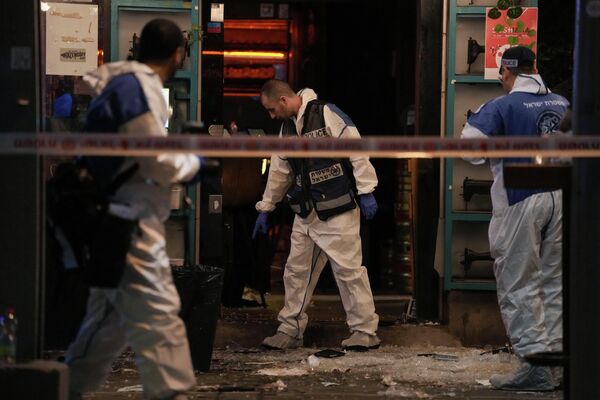Израильская полиция осматривает место перестрелки в Тель-Авиве. - Sputnik Таджикистан