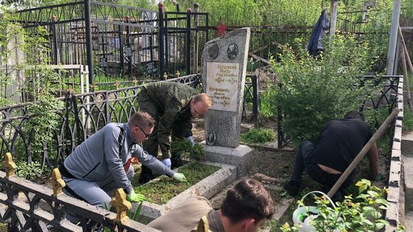 Военнослужащие 201-й российской военной базы провели субботник на православном кладбище в Душанбе   - Sputnik Тоҷикистон