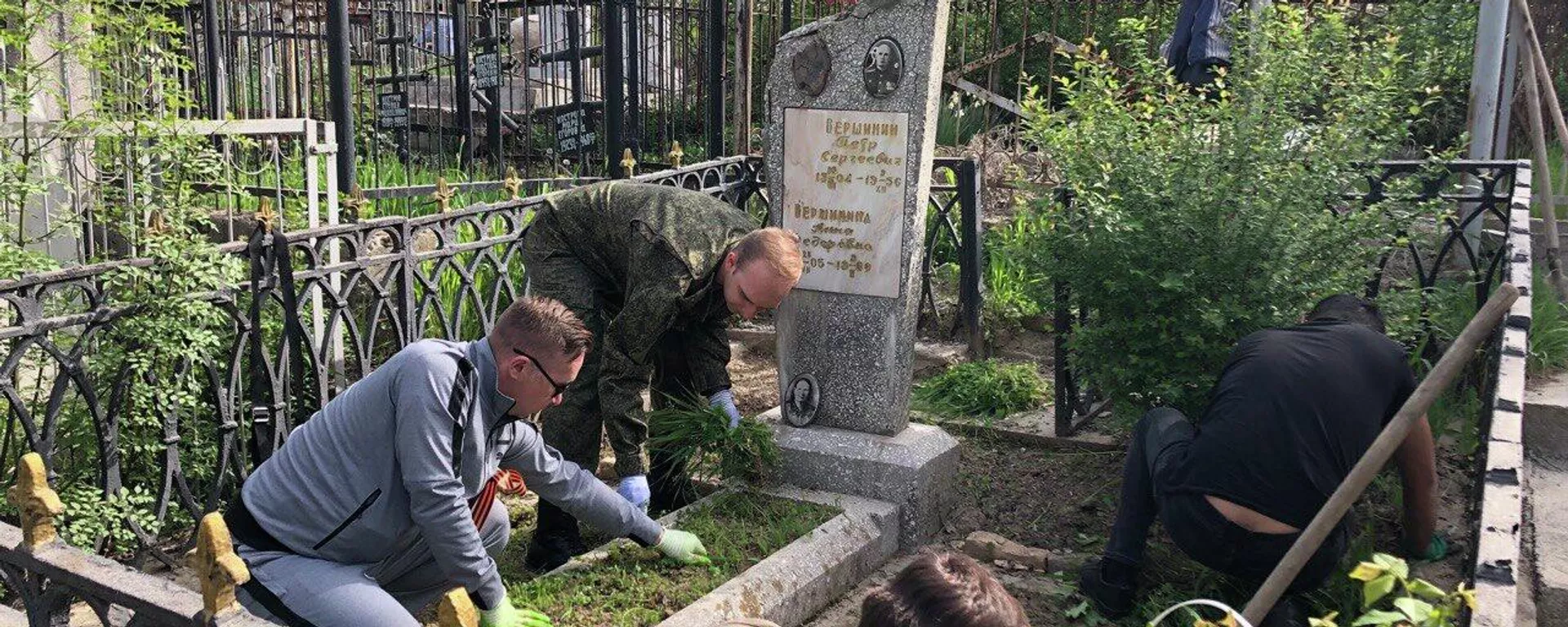 Военнослужащие 201-й российской военной базы провели субботник на православном кладбище в Душанбе   - Sputnik Тоҷикистон, 1920, 09.04.2022