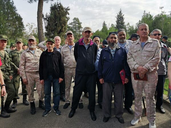 Всего в наведении порядка на кладбище приняли участие более 200 человек различных министерств, ведомств и общественных организаций, находящихся в Таджикистане. - Sputnik Таджикистан