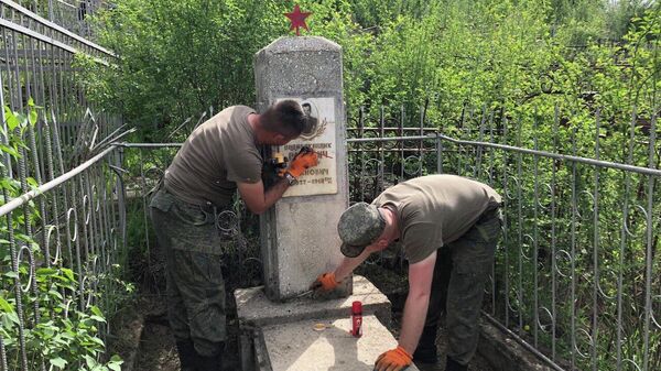 Военнослужащие 201-й российской военной базы провели субботник на кладбище в Душанбе   - Sputnik Таджикистан