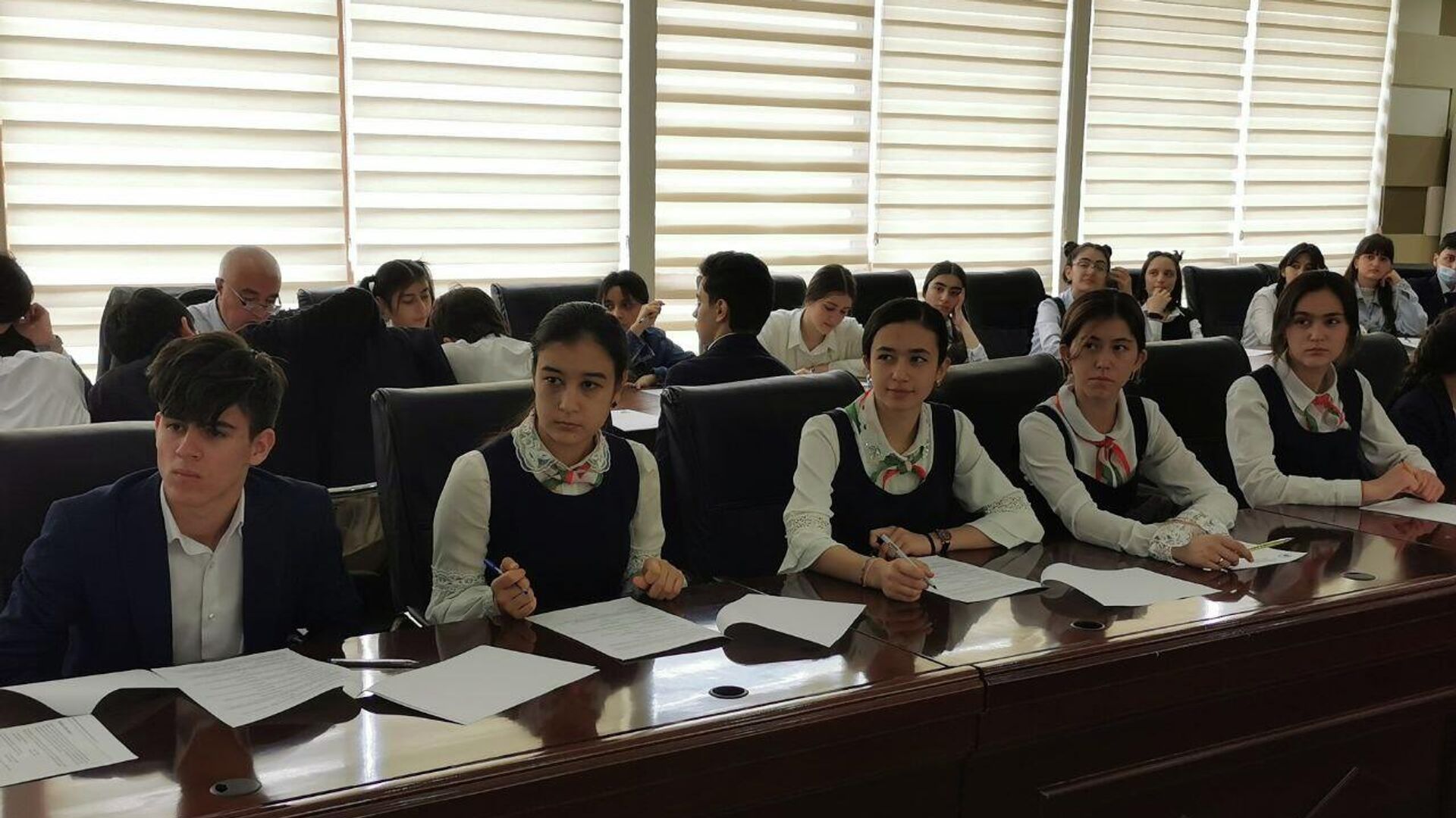 Молодые люди пишут пишут Звездный диктант в Таджикистане - Sputnik Таджикистан, 1920, 12.04.2022