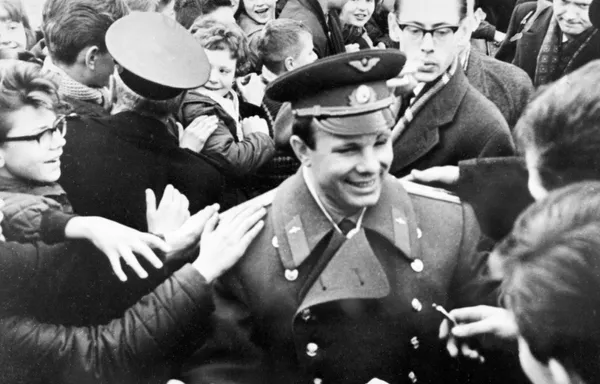 Юрий Гагарин среди учащихся средней школы города Бергена в Норвегии