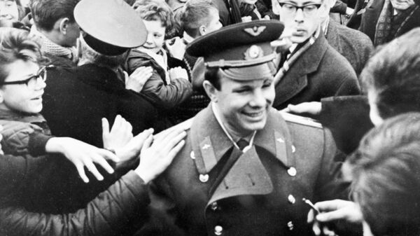 Юрий Гагарин среди учащихся средней школы города Бергена в Норвегии - Sputnik Таджикистан