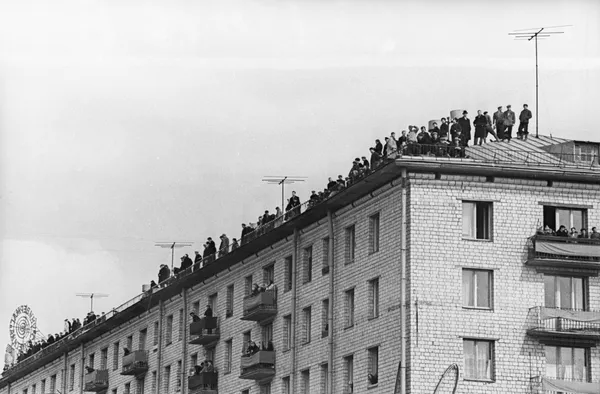 Москвичи на балконах и крышах домов приветствуют героя-космонавта Юрия Гагарина