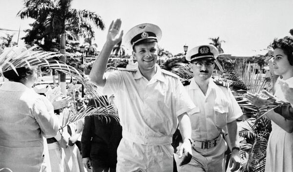 Юрий Гагарин приехал на Кубу в июле 1961 года по личному приглашению председателя Совета министров Республики Куба Фиделя Кастро. На фото - первый космонавт планеты приветствует жителей Гаваны. - Sputnik Таджикистан