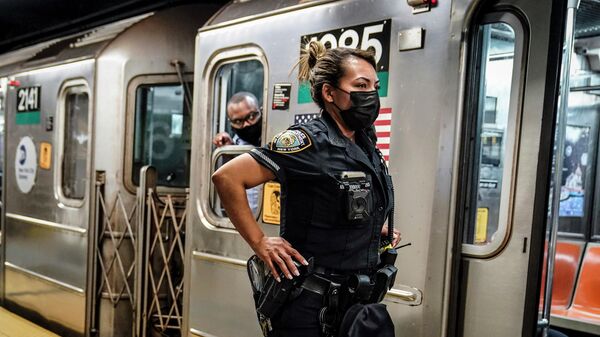 Сотрудник полиции в метро города Нью Йорка. Архивное фото - Sputnik Таджикистан