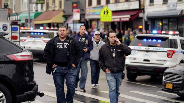 Сотрудники Департамента полиции Нью-Йорка собираются у входа на станцию ​​метро в Бруклинском районе Нью-Йорка, вторник, 12 апреля 2022 года - Sputnik Тоҷикистон