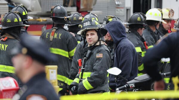 Полиция и сотрудники службы экстренной помощи собираются на месте сообщения о расстреле нескольких человек за пределами станции метро 36 St 12 апреля 2022 года в Бруклинском районе Нью-Йорка - Sputnik Таджикистан