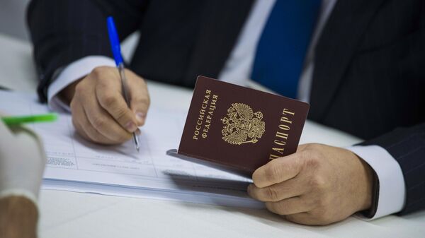 Мужчина с российским паспортом  - Sputnik Таджикистан