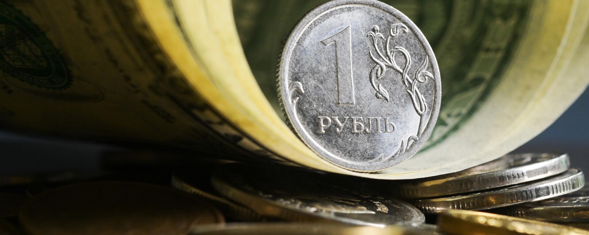 Денежные купюры США и монеты номиналом один рубль. - Sputnik Тоҷикистон, 1920, 18.03.2025