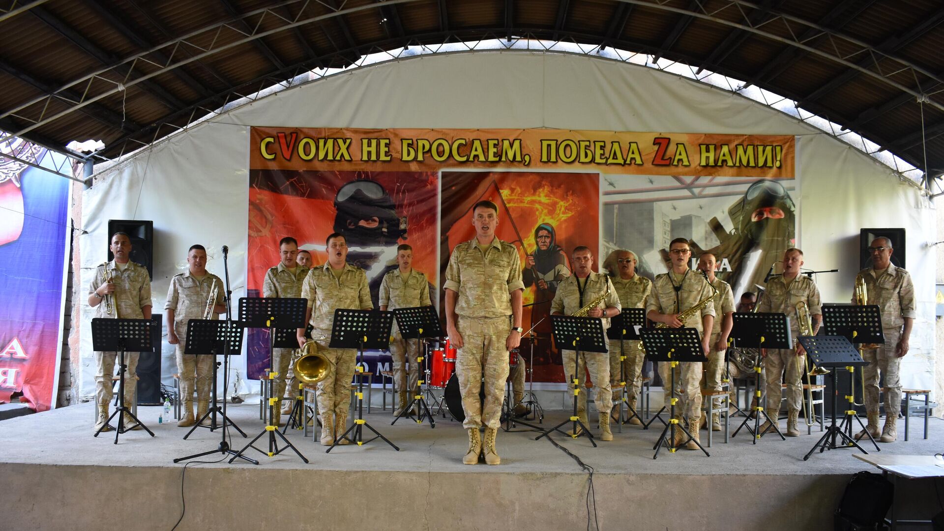В летнем клубе 201-й российской военной базы, дислоцированной в Таджикистане, состоялся концерт в поддержку российских военнослужащих - Sputnik Таджикистан, 1920, 15.04.2022
