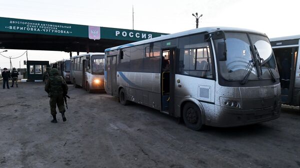 Российские военные эвакуируют мирное население из Изюма в Белгородскую область - Sputnik Тоҷикистон