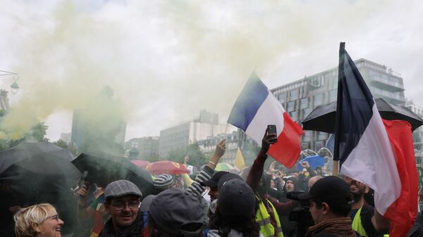 Протестующие в во время демонстрации в Париже, Франция - Sputnik Таджикистан
