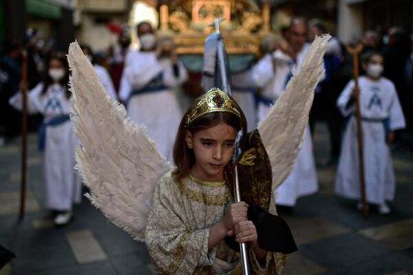 7-летняя Вероника Серрано принимает участие в пасхальной церемонии &quot;Сошествие ангела&quot; в северной Испании. - Sputnik Таджикистан