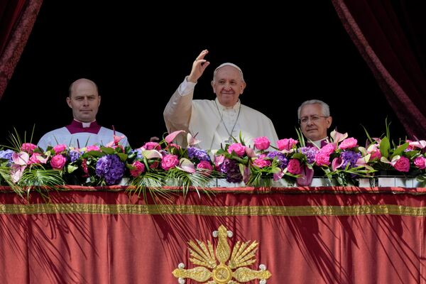 Папа Франциск машет верующим после традиционного благословения Urbi et Orbi (&quot;Городу и миру&quot;) в конце пасхальной воскресной мессы. - Sputnik Таджикистан