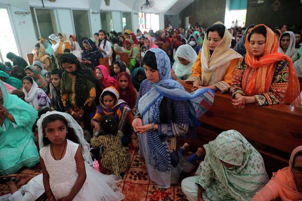 Христиане во время пасхальной мессы в церкви Фатимской Богоматери в Исламабаде. - Sputnik Таджикистан