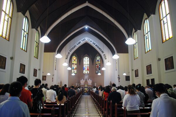 Христиане посещают пасхальную воскресную мессу в соборе Санто-Петрус в Бандунге, Индонезия. - Sputnik Таджикистан